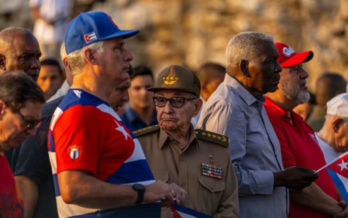 Miguel Díaz-Canel y Raúl presiden un acto en La Habana