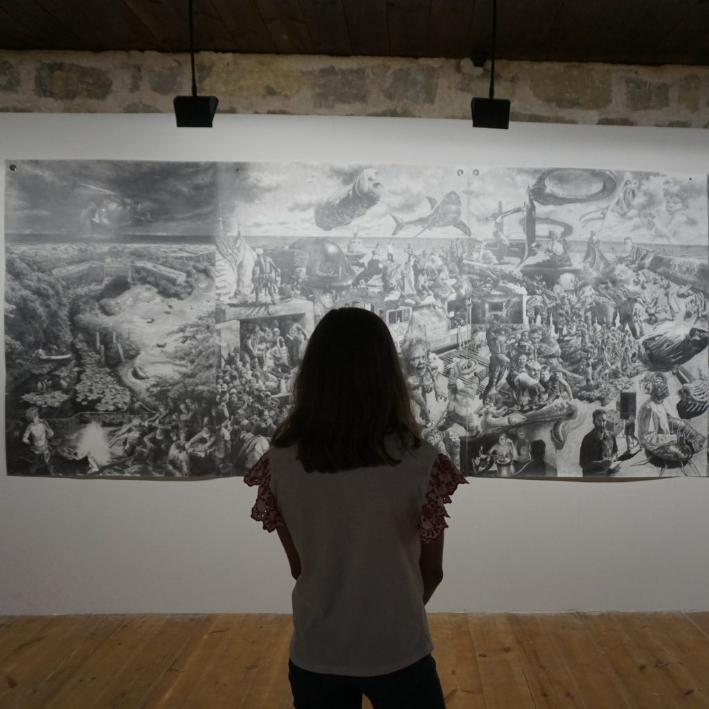 Fotografía de la exposición de Raychel Carrión en Albarracín, por Mabile Tamala.
