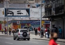 Un mural con los ojos de Chávez en Caracas (FOTO Leonardo Fernández Viloria)