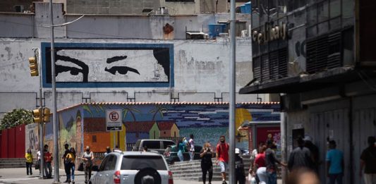 Un mural con los ojos de Chávez en Caracas (FOTO Leonardo Fernández Viloria)