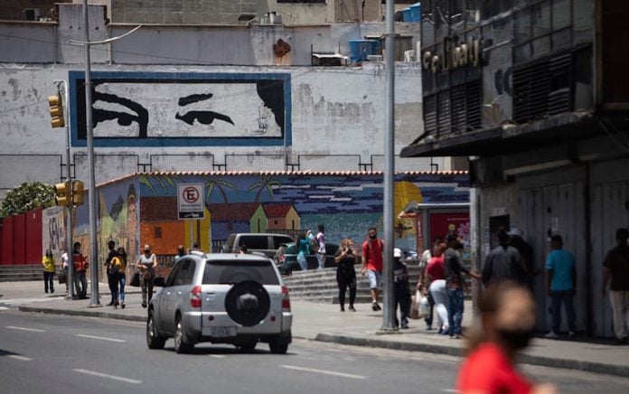 Un mural con los ojos de Chávez en Caracas (FOTO Leonardo Fernández Viloria)