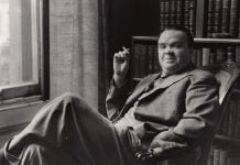 El escritor y crítico literario británico Cyril Connolly, fotografiado por Howard Coster en 1942 (National Portrait Gallery, London).
