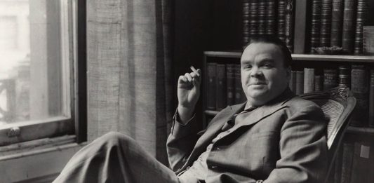 El escritor y crítico literario británico Cyril Connolly, fotografiado por Howard Coster en 1942 (National Portrait Gallery, London).