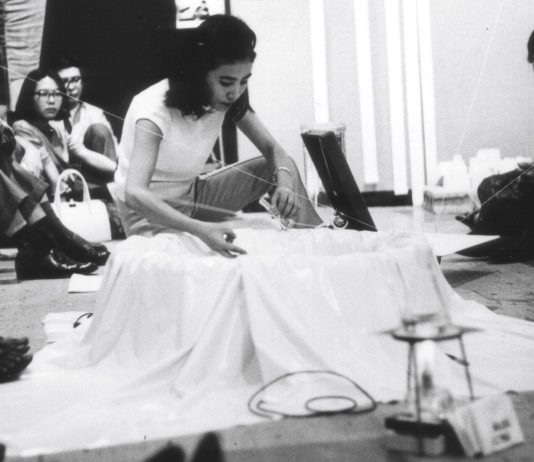 Mieko Shiomi interpretando ‘Water Music’, una performance musical, en Tokio, 1965. Foto: Teruo Nishiyama.