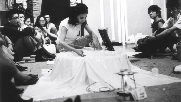 Mieko Shiomi interpretando ‘Water Music’, una performance musical, en Tokio, 1965. Foto: Teruo Nishiyama.