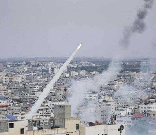 Milicianos de Hamás lanzan cohetes desde la Franja de Gaza hacia Israel, en Gaza, el sábado 7 de octubre de 2023. Foto: AP / Hatem Moussa