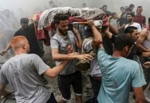 Palestinos trasladan un cadáver tras un bombardeo israelí en el campo de refugiados de Jabalia, en el norte de Gaza (REUTERS)