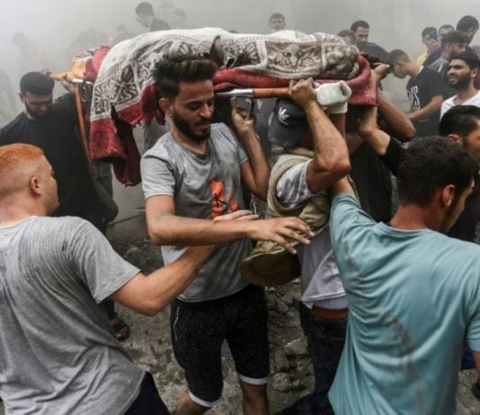 Palestinos trasladan un cadáver tras un bombardeo israelí en el campo de refugiados de Jabalia, en el norte de Gaza (REUTERS)