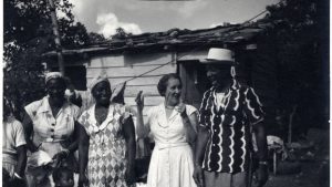 Lydia Cabrera con un grupo de afrocubanos en el campo. (FOTO Universidad de Miami)