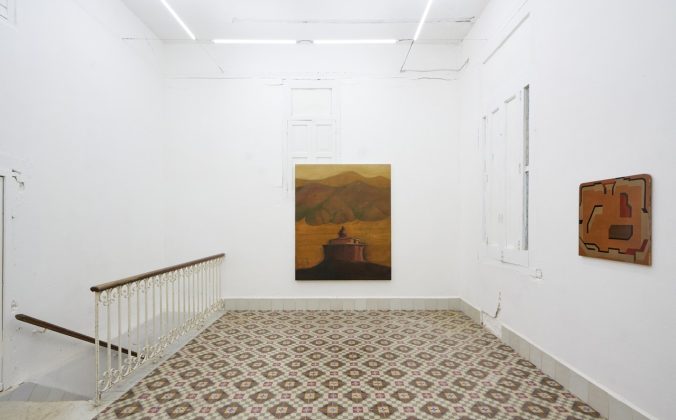 Al centro: Alejandro Campins, ‘Monzón’, de la serie ‘Tíbet’, 2022, óleo sobre lienzo. A la derecha: Laura Carralero, ‘Enclosed city’, 2022, óleo sobre madera
