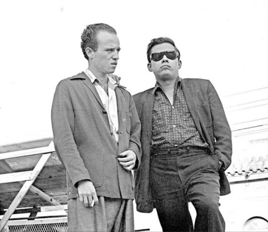 Detalle de una foto José Hernández Artigas (izq.) y Guillermo Cabrera Infante en la azotea de la revista 'Carteles' (FOTO Ernesto Fernández)