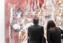 Dos personas miran una pintura en ARCOmadrid 2023. Foto: ARCOmadrid.