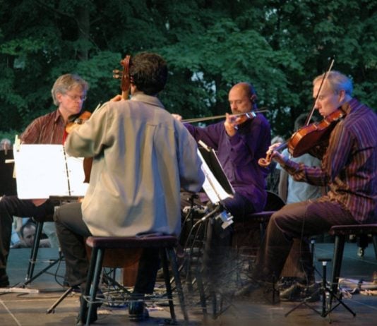El Kronos Quartet actuando al aire libre en Varsovia, Polonia, en julio de 2006 (FOTO Henryk Kotowski)