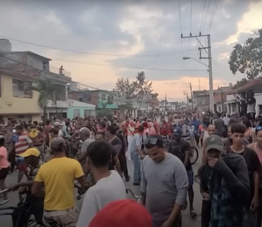 Cientos de personas en Bayamo se lanzaron a las calles este 17 de marzo.