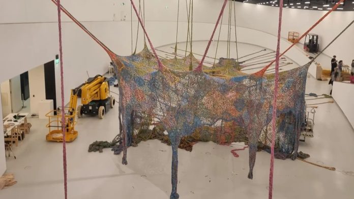 Fotografía del montaje de la escultura de Ernesto Neto en el MAAT. Foto: Sandra Ferreira / Facebook. Fotografía del montaje de la escultura de Ernesto Neto en el MAAT. Foto: Sandra Ferreira / Facebook.