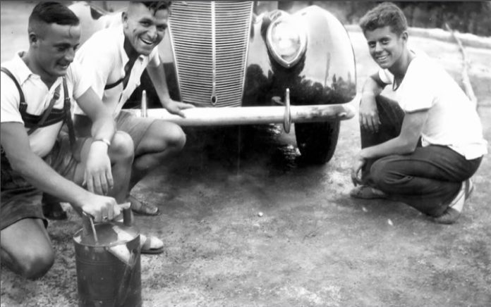 John F. Kennedy junto a dos autoestopistas alemanes