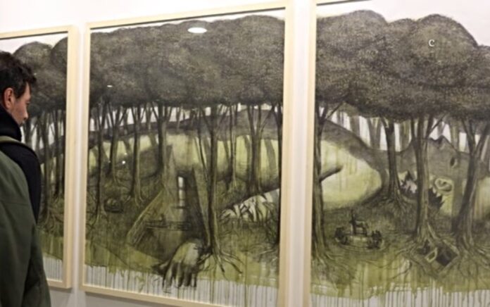 Detalle del tríptico de Daniel Santoro en la exposición del Premio Trabucco