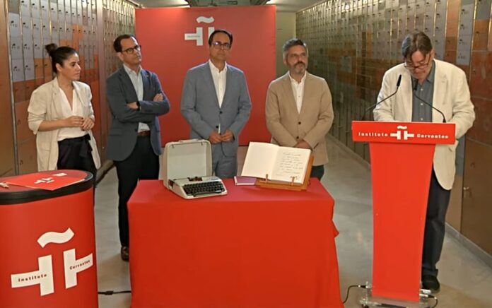 Ingreso del legado del escritor cubano Severo Sarduy en la Caja de las Letras del Instituto Cervantes, en Madrid