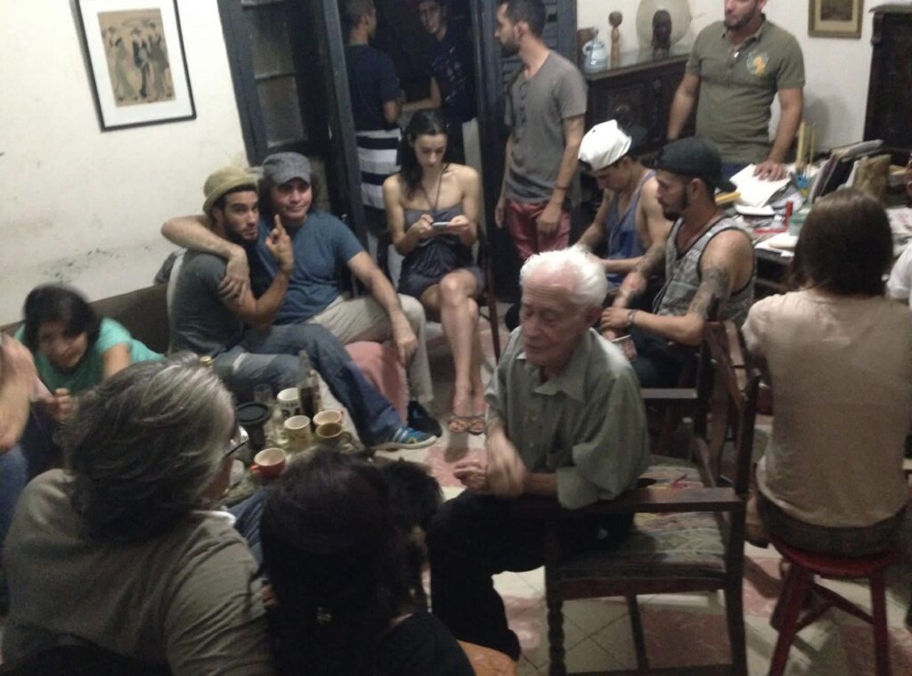 Gabriel Calaforra al centro rodeado de los asistentes al Monday Club en su casa de la Habana Vieja 2006 | Rialta