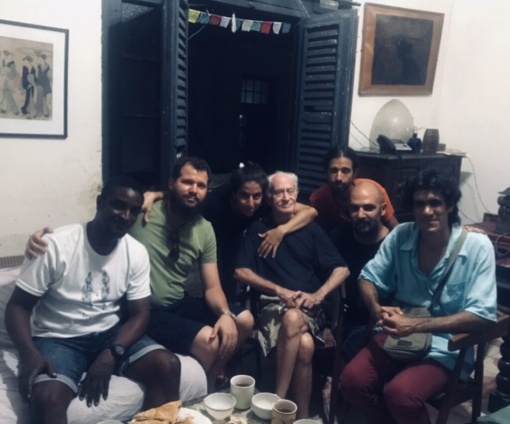 Gabriel Calaforra rodeado de algunos de los estudiantes de artes que lo frecuenteban. Entre ellos Cesar Towie Tamara Venereo Irving Vera Yornel Martinez Italo Exposito 2018 | Rialta