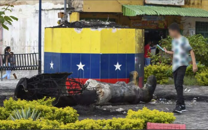 Una estatua de Hugo Chávez derribada en Venezuela