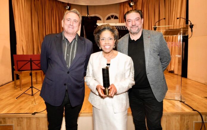 Tania León junto al presidente de la SGAE, Antonio Onetti, y el presidente de la Fundación SGAE, Juan José Solana, tras recibir el XIX Premio SGAE de la Música Iberoamericana Tomás Luis de Victoria 2023