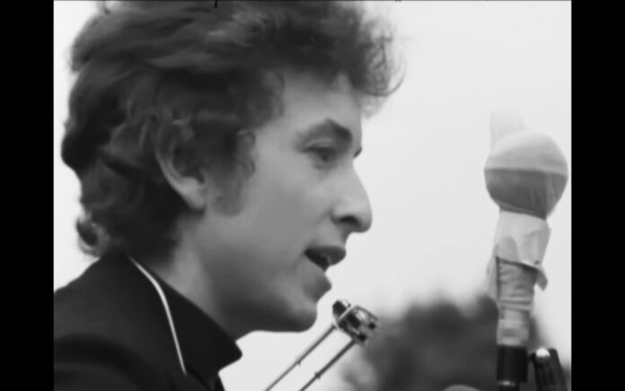 Bob Dylan interpreta “Mr. Tambourine Man” en el Newport Folk Festival de 1964