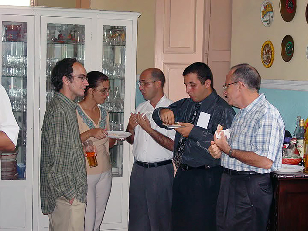 Ernesto Ortiz Yenia Ma. Gonzalez el Pbro. Juan Carlos Carballo Perez Yaxys Dayan Cires y el Pbro. Manuel Hilario de Cespedes y Garcia Menocal asesor de Vitral | Rialta