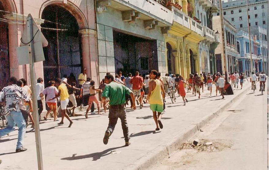 Manifestantes huyen de la represion durante las protestas antigubernamentales del 5 de agosto de 1994 en La Habana conocidas como El Maleconazo | Rialta