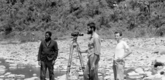 Nicolás Guillén Landrián y Livio Delgado durante el rodaje de ‘Ociel del Toa’ (1965)