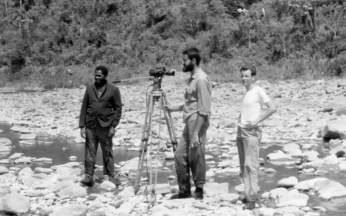 Nicolás Guillén Landrián y Livio Delgado durante el rodaje de ‘Ociel del Toa’ (1965)