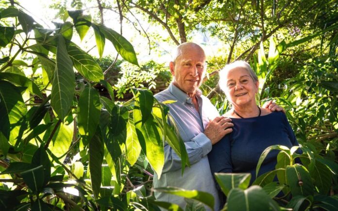 Sebastião Salgado junto a su esposa Lélia Wanick Salgado