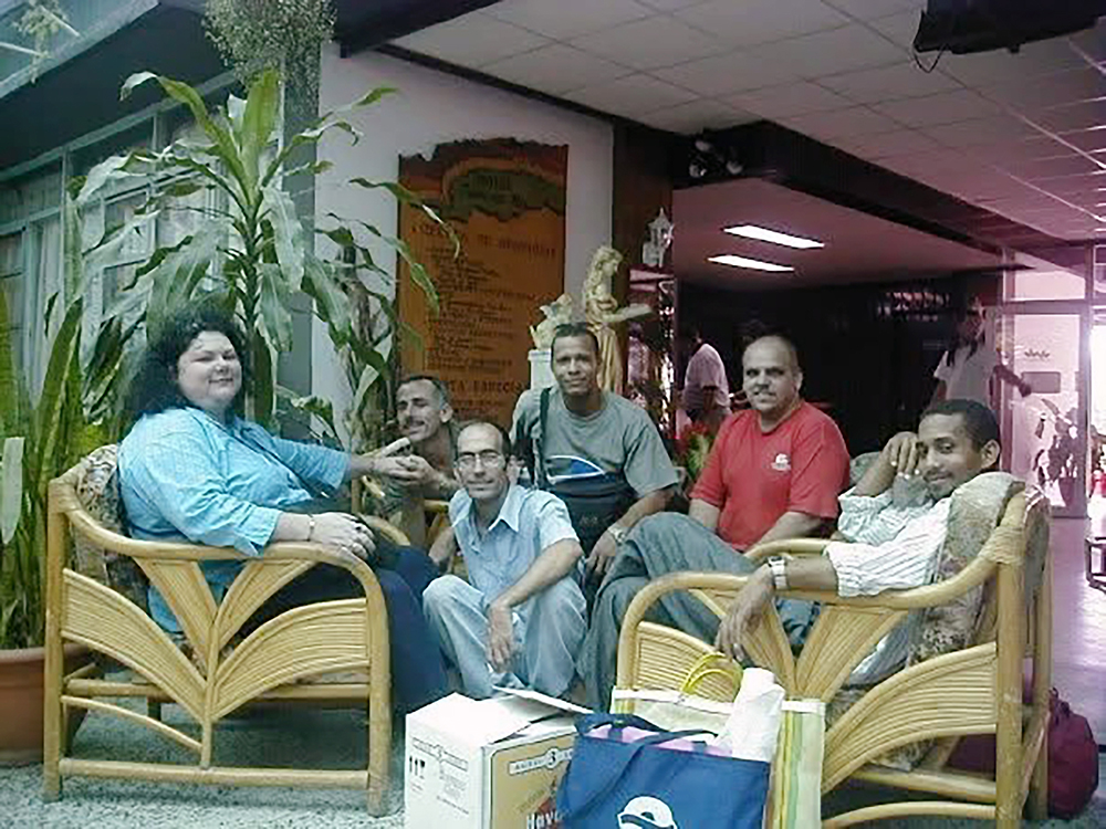 Desde la izq. Tatiana de la Tierra Jose Raul Fraguela Ernesto Ortiz H. G. Quintana Yomar Gonzalez y Luis Amaury Rodriguez en la recepcion del Hotel Pinar del Rio | Rialta