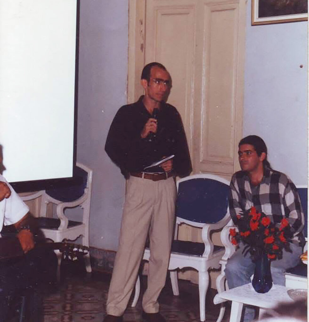 Ernesto Ortiz de pie y Joaquin Badajoz en la presentacion en la Casa de las Hijas de la Caridad en la ciudad de Pinar del Rio en junio de 1999 | Rialta