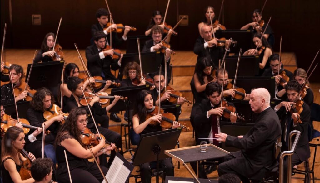 Daniel Barenboim conduce la West-Eastern Divan Orchestra en el Lucerne Festival, Suiza ; 17 de agosto de 2025