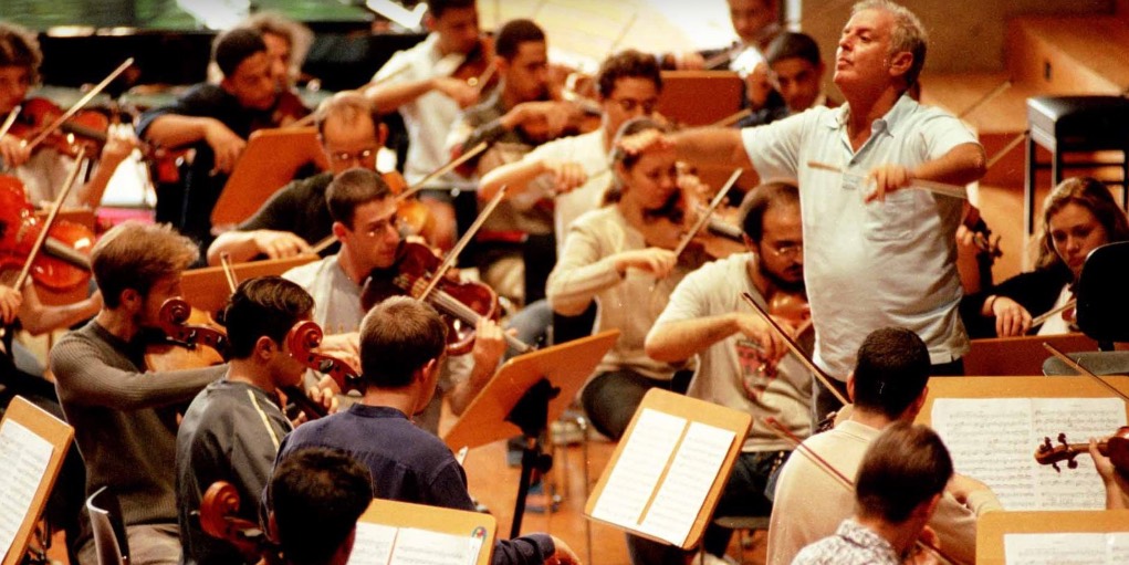 Daniel Barenboim ensayando con la West-Eastern Divan Orchestra