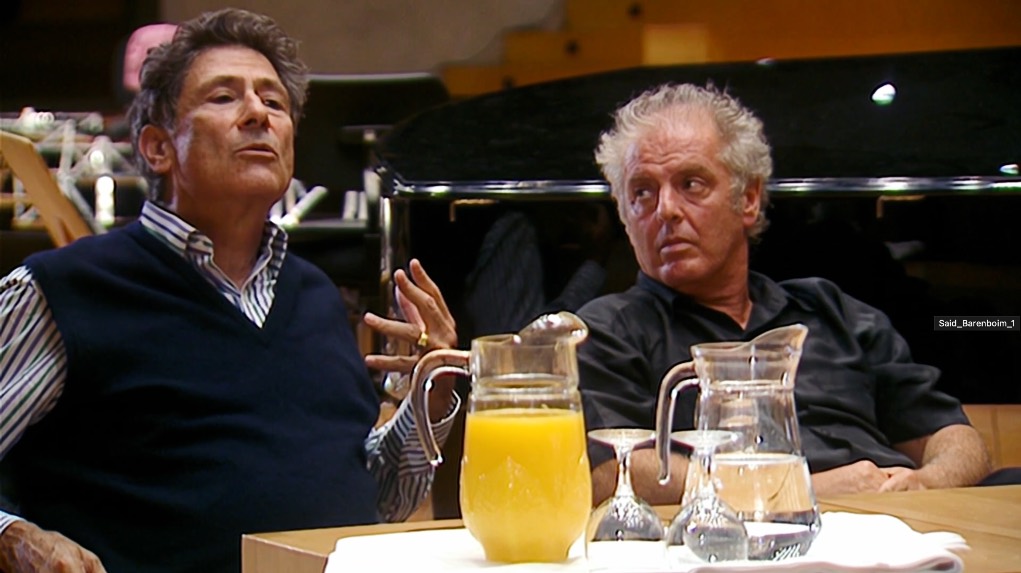 Edward Said y Daniel Barenboim durante el workshop fundacional de Weimar, Alemania; 1999. Still del documental ‘Knowledge is the Beginning’