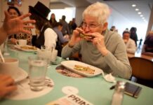 Alison Knowles, artista clave del movimiento Fluxus, murió a los 92 años en Nueva York Alison Knowles. ‘The Identical Lunch’ (2011), en el Museum of Modern Art, Nueva York