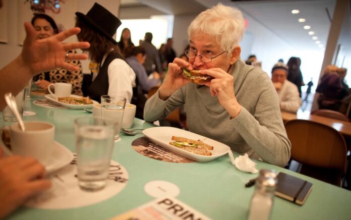 Alison Knowles. ‘The Identical Lunch’ (2011), en el Museum of Modern Art, Nueva York