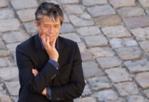 Emmanuel Carrère ganó el Premio Médicis 2025 por ‘Kolkhoze’, tras quedar finalista en el Goncourt Emmanuel Carrère, escritor francés