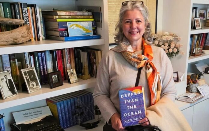 Mirta Ojito, periodista cubanoamericana, presenta su novela ‘Deeper Than the Ocean’ (FOTO Instagram / @mirtaojito)