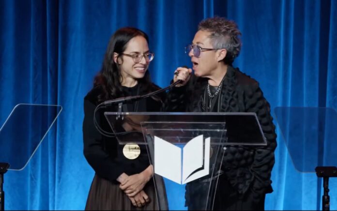 Robin Myers y Gabriela Cabezón Cámara en la ceremonia del National Book Award 2025
