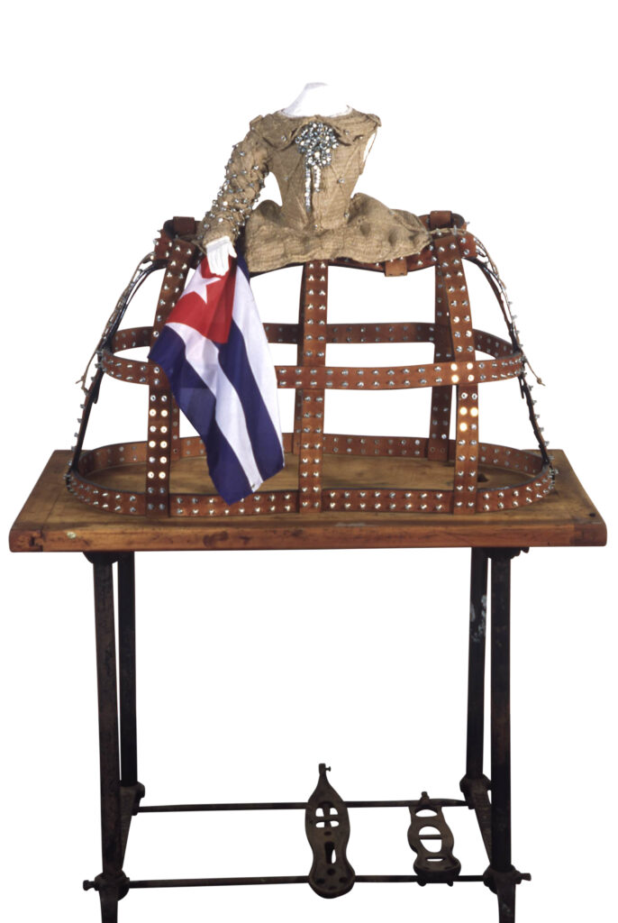 Selgas La Habana para una Infanta difunta V sobre mesa de maquina de coser industrial 2001 | Rialta