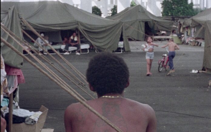 Still de ‘Tent City’ (1980); Miñuca Villaverde