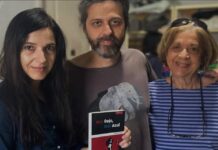 Editorial Hurón Azul lleva sus libros a La Habana: teatro liberador, ciencia-ficción distópica, la muerte del realismo… Lynn Cruz y Miguel Coyula (izquierda y centro) en la presentación de ‘Mar rojo, mal azul’ (Huron Azul) en Espacio Irreverente, La Habana