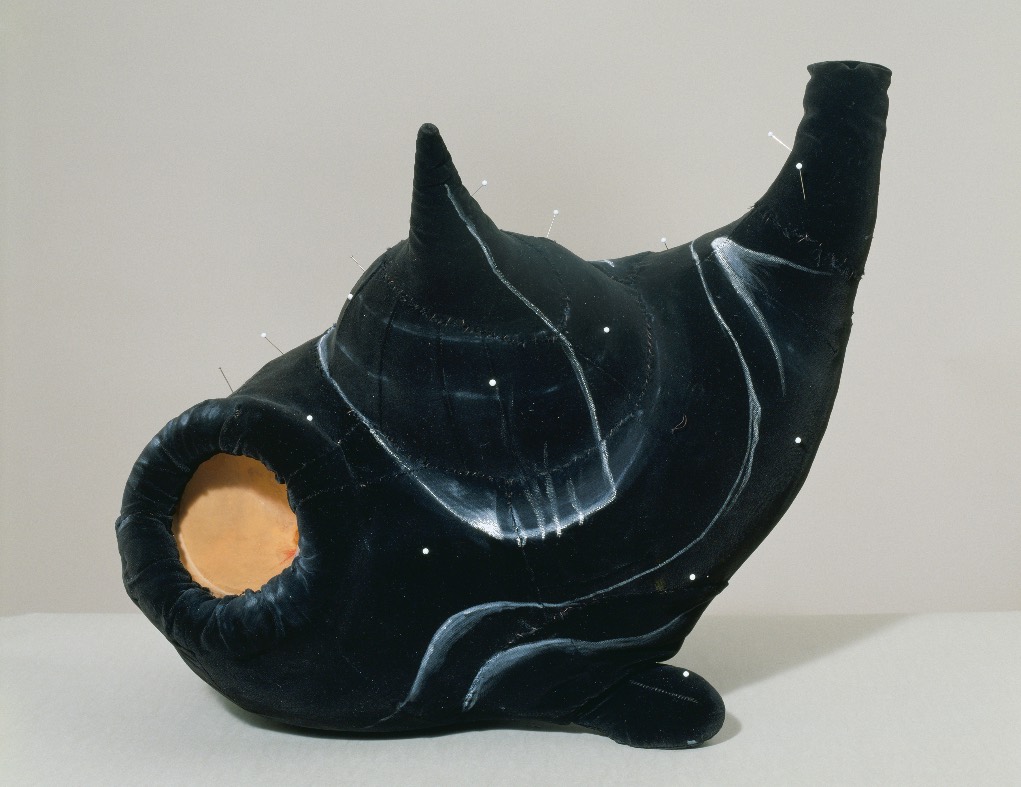 ‘Pincusion to Serve as Fetish’ (1965; escultura); Dorothea Tanning. Exposición ‘International Surrealism’ en el Museo de Arte de Dallas, Texas, EE.UU.