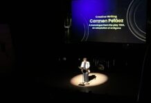 Cinco artistas cubanos en la diáspora reciben las Becas Cintas 2025 Carmen Peláez, ganadora en Escritura Creativa, lee durante la ceremonia de las Becas Cintas 2025