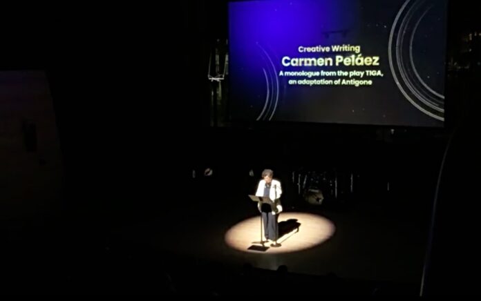 Carmen Peláez, ganadora en Escritura Creativa, lee durante la ceremonia de las Becas Cintas 2025