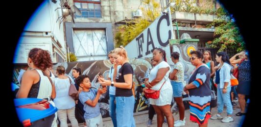 Entrada a la Fábrica de Arte Cubano (FAC), una antigua industria de aceite en los confines de EL Vedado habanero; julio de 2025