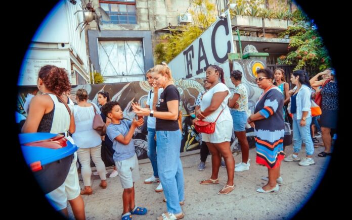 Entrada a la Fábrica de Arte Cubano (FAC), una antigua industria de aceite en los confines de EL Vedado habanero; julio de 2025